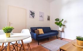 Very Central 1-Br Apt With Patio